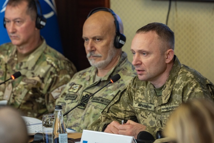 Голова Військового комітету НАТО адмірал Джузеппе Каво Драгоне під час візиту до Києва разом із представниками 32 країн-членів Альянсу обговорив з головнокомандувачем ЗСУ Михайлом Драпатим військові пріоритети України та уроки війни, які допоможуть зміцнити готовність союзників до сучасних і майбутніх загроз, 7 жовтня 2026 року.