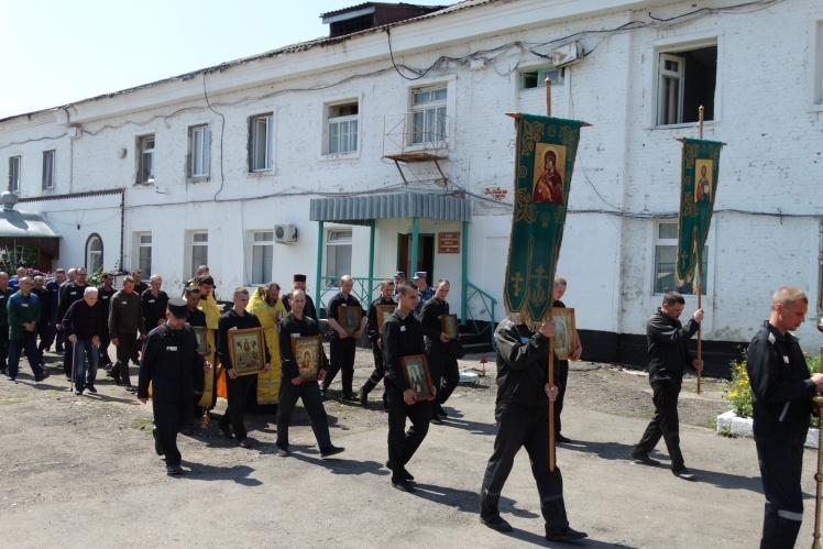 Священники Російської православної церкви освячують територію Тульської колонії.