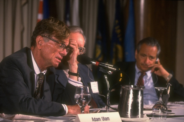 Професор Адам Улям, голова Центру російських досліджень Гарвардського університету, під час дискусії в Національному пресклубі, 1990 рік..