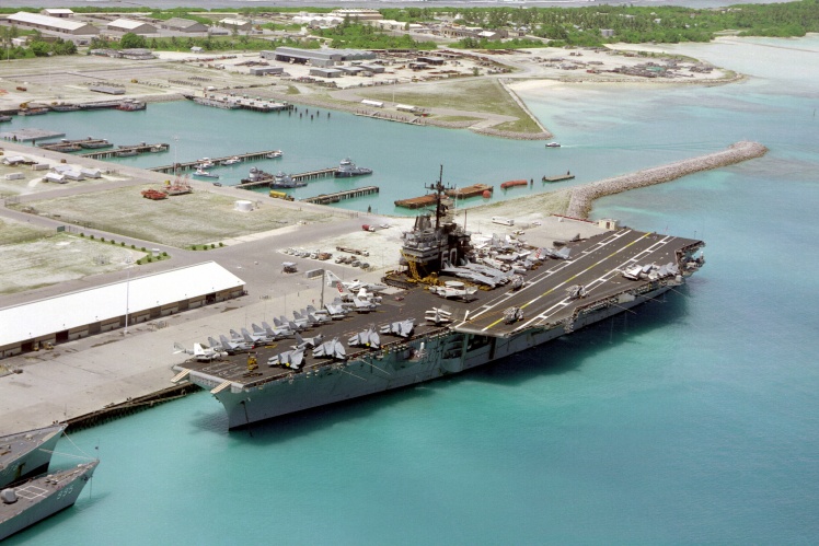 Американський авіаносець USS SARATOGA (CV-60), пришвартований біля острова Дієго-Гарсіа. Перший авіаносець, який пришвартувався до цього причалу. 16 грудня 1985 року.
