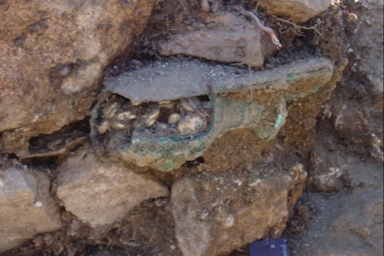 Монети були заховані в грецькому бронзовому глечику.