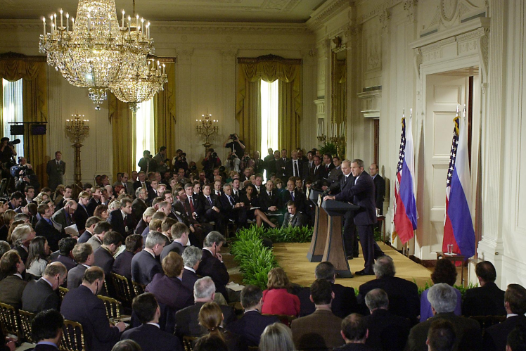 Джордж Буш і Володимир Путін під час спільної пресконференції у Білому домі, 13 листопада 2001 року.