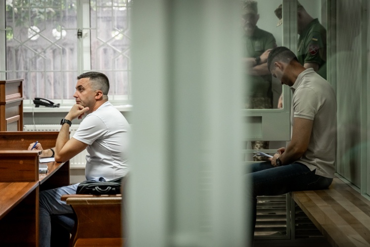 Артем Косов та його новий адвокат Роман Щетніцький.