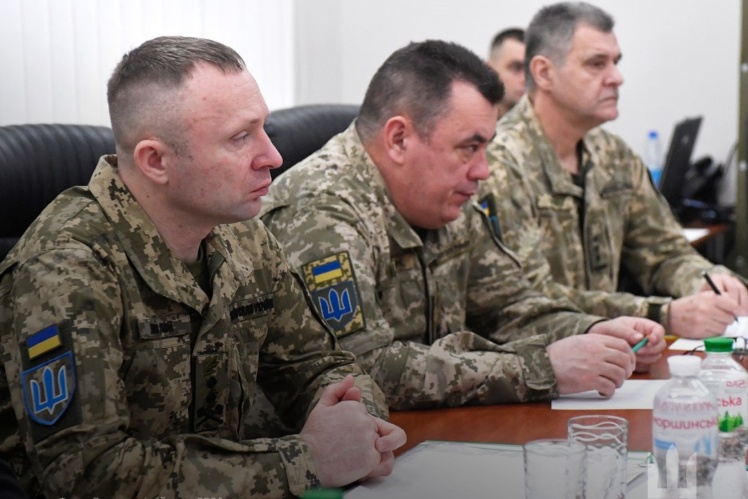 Олександр Грузевич (у центрі) залишився в Сухопутних військах після приходу Михайла Драпатого, і саме він був за головного, коли Драпатий перебував на фронті в ОСУВ «Хортиця».