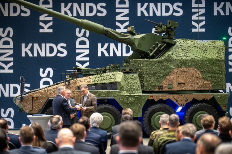 Колісна самохідна гаубиця RCH 155 на заводі KNDS у Касселі, 13 січня 2025 року. Того дня компанія представила першу таку установку для України.
