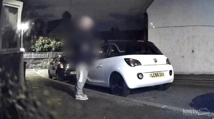 Камера відеоспостереження зафіксувала момент, коли зі вхідних дверей будинку Саксів чоловік знімає вінок, 19 грудня 2025 року.