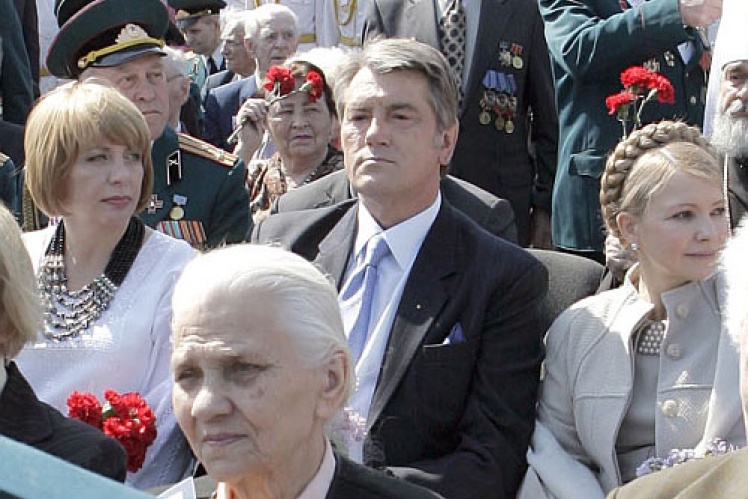 Віктор Ющенко на святкуванні Дня Перемоги, 2009 рік. Поряд його дружина Катерина і премʼєрка Юлія Тимошенко.