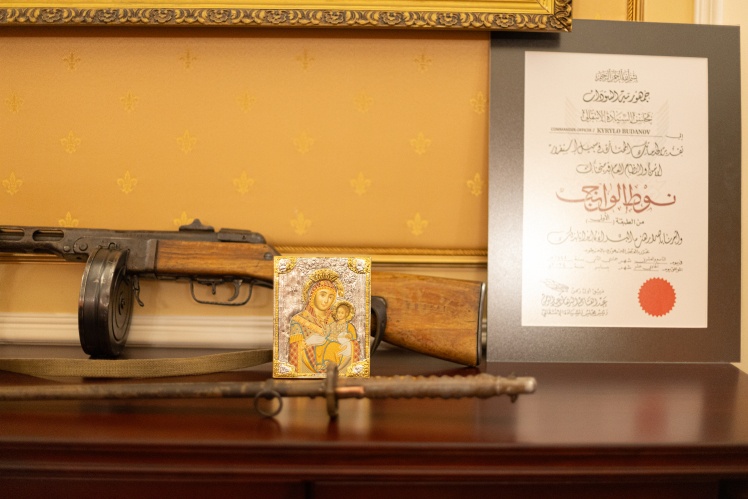 Буданов каже, що він не самурай: для нього важлива мета, а не шлях. Але в кабінеті є самурайська катана.