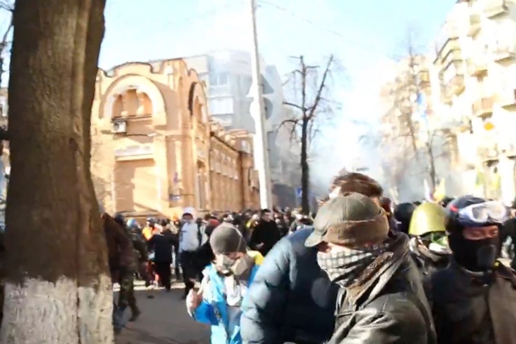 Кріпосний провулок, де 18 лютого 2014 року загинули четверо чоловіків. Валерій показує місце, де він накривав собою вбитого майданівця.