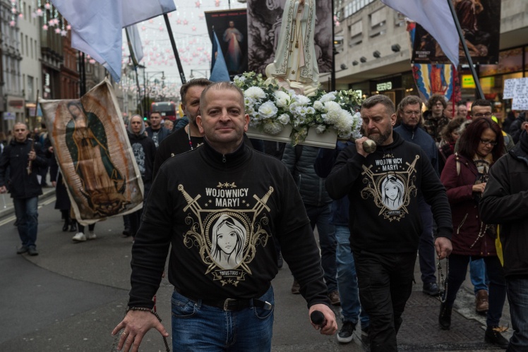 Протест антивакцинаторів іде повз Оксфорд-серкус у Лондоні. Протестувальники виступили на захист медичних працівників, які відмовлялись від вакцинації. 20 листопада 2021 року.