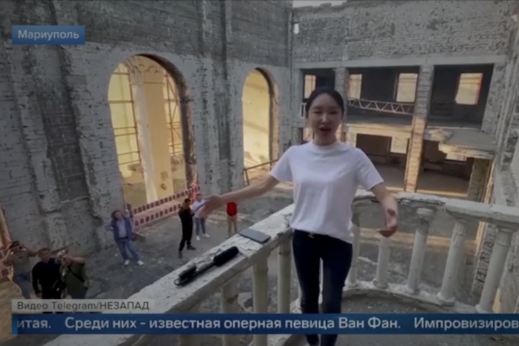 Оперна співачка Ван Фай з Китаю співає на руїнах Маріупольського драмтеатру у 2023 році.