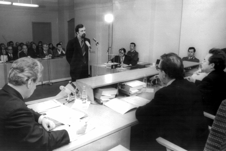 Співробітників Штазі судили за порушення прав людини. На фото: потерпілий із Західного Берліну розповідає, як Штазі виманила його у Східний Берлін у 1977 році, а далі його показово засудили до 15 років тюрми за нібито незаконну торгівлю людьми.