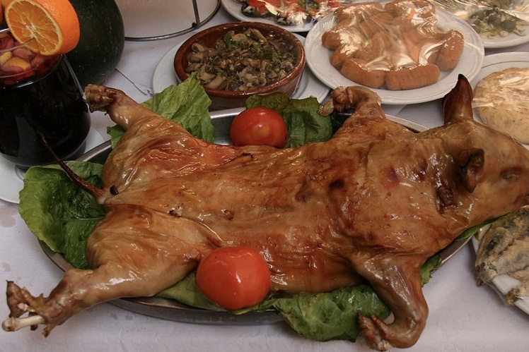 Традиційна іспанська різдвяна страва — кочінільйо, смажене молочне порося.