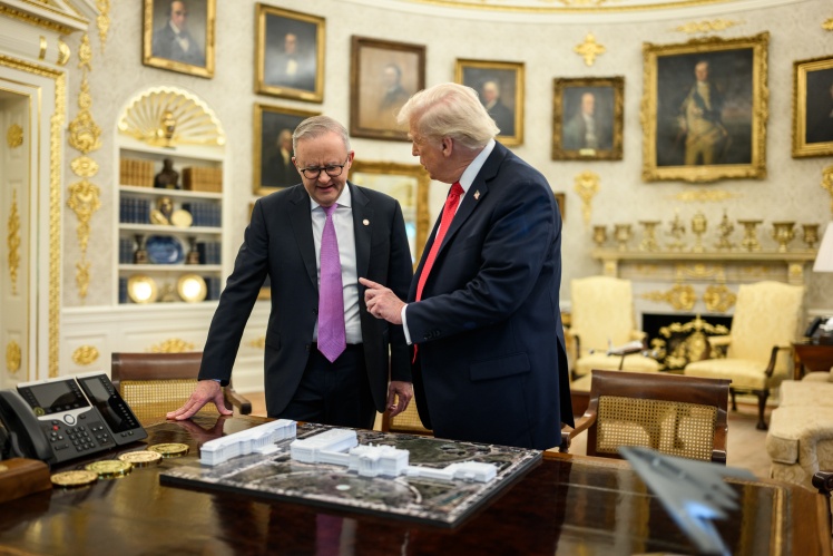 Дональд Трамп показує макет майбутньої бальної зали премʼєр-міністру Австралії Ентоні Албанізу в Білому домі, 20 жовтня 2025 року.