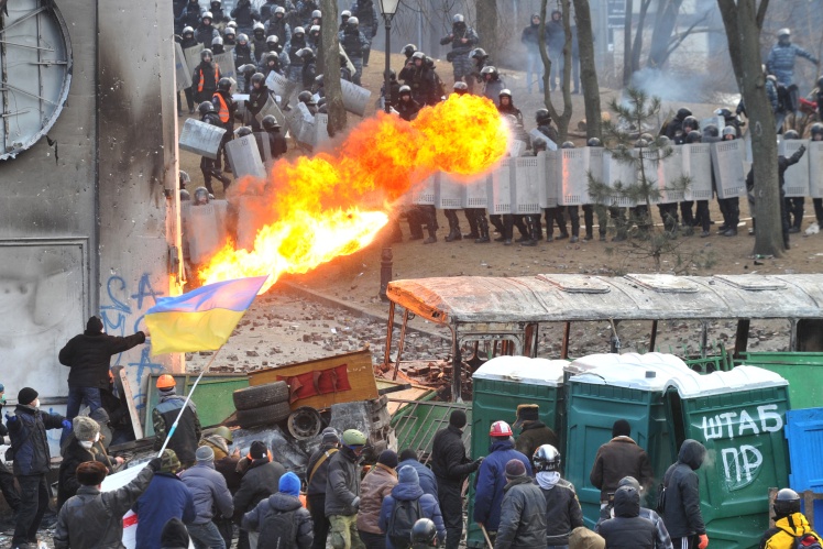 Протистояння тривало всю ніч і продовжилося 20 січня. Силовики застосували світлошумові гранати, травматичну зброю та водомети.