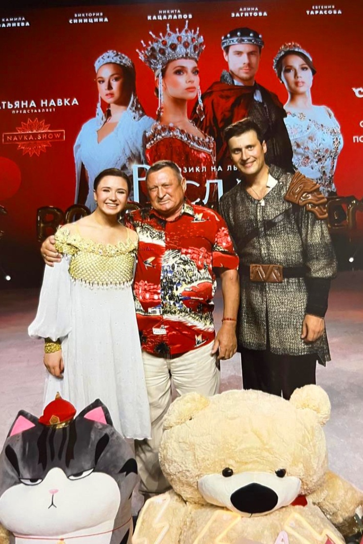 Каміла Валієва зі своїм батьком Валерієм Рамазановим, липень 2024 року.