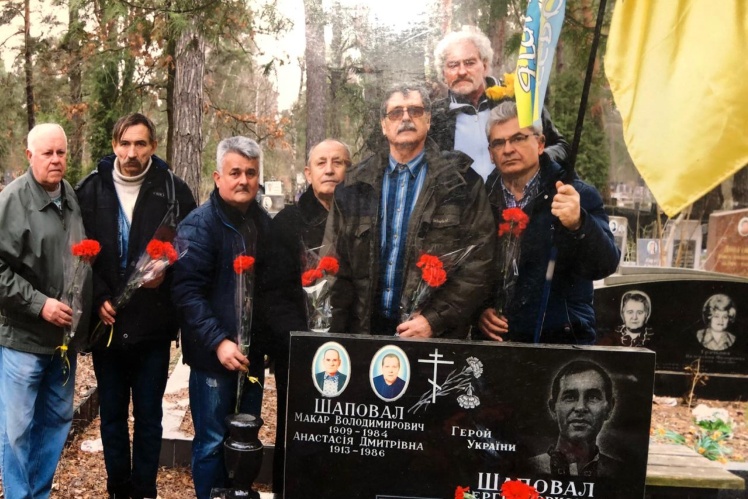 На могилі Сергія Шаповала, якого вбили 18 лютого, та його матері Катерини, яка ходила в суди й не дочекалася вироку.