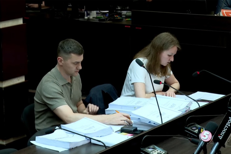 Прокурорка Валентина Гребенюк зачитує клопотання про запобіжний захід.