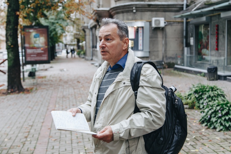 Клименко тримає зошит, куди записує імена суддів, розклад засідань і що на них сталося.