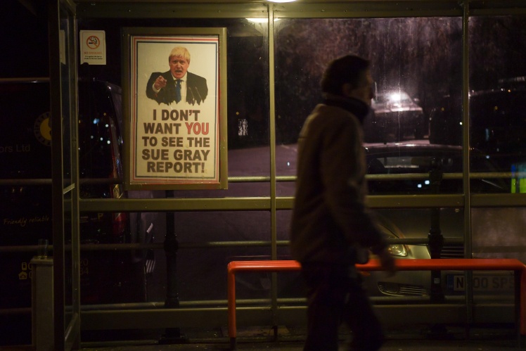Протестний плакат, створений художником під псевдо «Бод». Під зображенням слова Джонсона: «Не хочу, щоби ви бачили доповідь Сʼю Ґрей!» (Ідеться про доповідь другої постійної секретарки Секретаріату Кабінету міністрів стосовно «вечірок» на Даунінг-стріт.) Веймут, Велика Британія. 28 січня 2022 року.