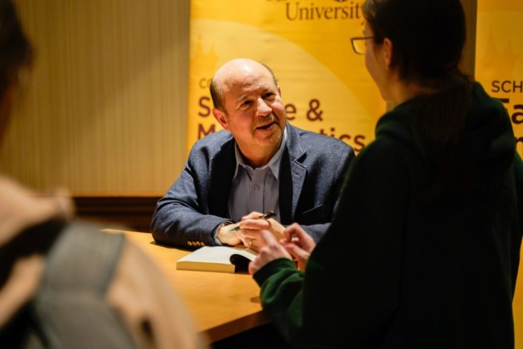 Майкл Манн під час презентації книжки студентам у Глассборо, штат Нью-Джерсі, 24 лютого 2025 року.