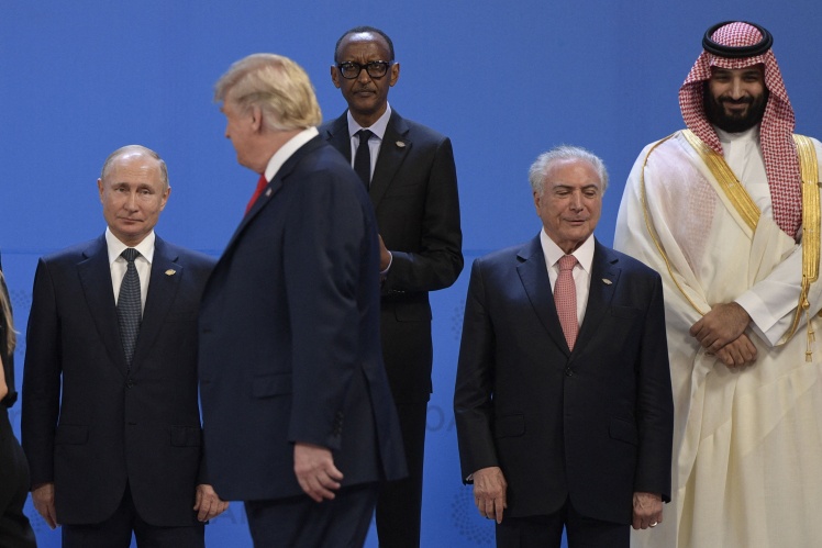 Зліва направо: Володимир Путін, президент РФ, Дональд Трамп, президент США, Пол Кагаме, президент Руанди, Мішел Темер, президент Бразилії, принц Мухаммед ібн Салман ас-Сауд, премʼєр-міністр Саудівської Аравії на саміті G20 у Буенос-Айресі, Аргентина, 20 листопада 2018 року.