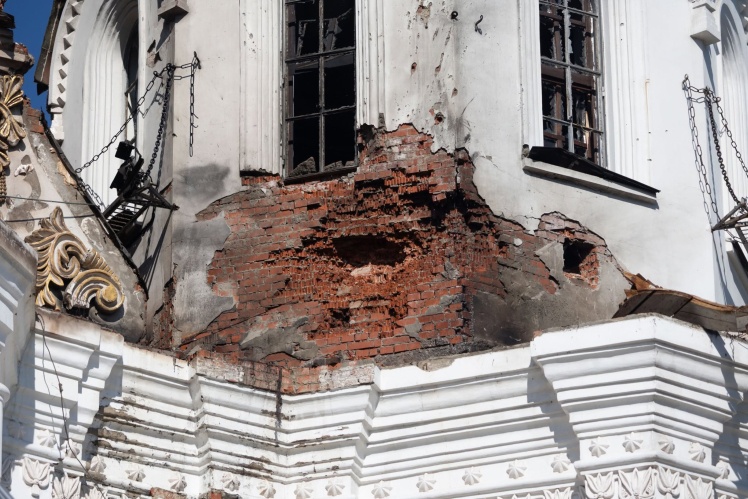 Червона цегла на місці вибуху — наче рана.
