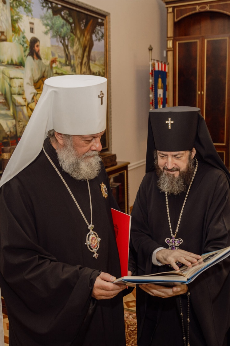 11 березня 2025 року відбулося засідання Синоду Православної церкви Молдови. Саме там архієпископ Унгенський та Ніспоренський Петро вручив митрополиту Володимиру орден УПЦ Святителя Миколая Чудотворця.