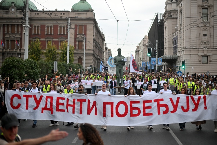 Колона прямує до виборчої комісії з банером «Студенти перемагають!».