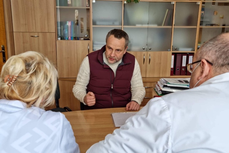 Ігор Колихаєв у лікарні, куди херсонці приносили гуманітарну допомогу, 27 лютого 2022 року.