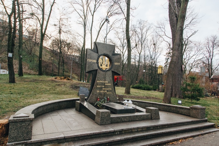 Хрест на честь загиблих крутянців поставили студенти у 1992 році. У 2012-му отець Ігор замінив дерев'яний хрест на кам'яний.