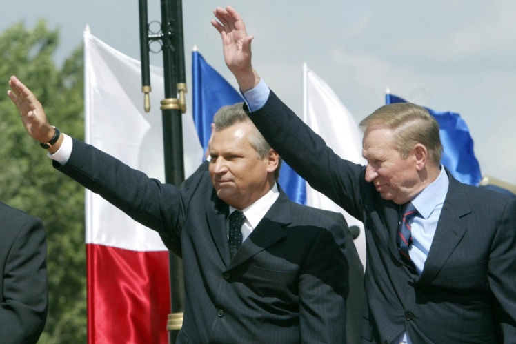 Oleksandr Kwasniewski and Leonid Kuchma met in Volyn on the occasion of the 60th anniversary of the Volyn tragedy, on July 11, 2003.