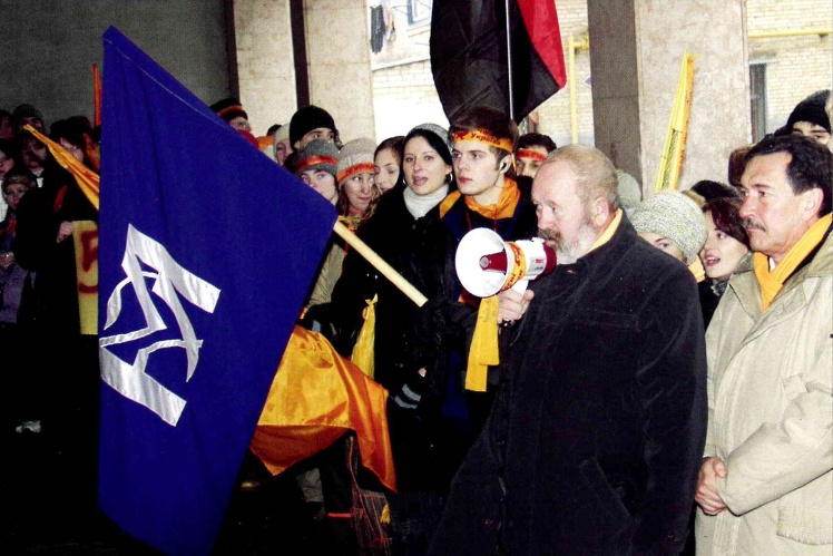 Брюховецький на акції на підтримку «5 каналу», 28 листопада 2004 року.