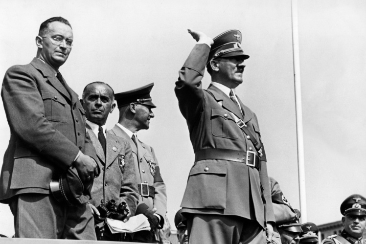 Генляйн (крайній ліворуч) разом із Гітлером на мітингу, 1938 рік.