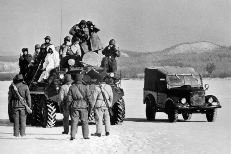 Китайські та радянські солдати на одній зі спірних ділянок кордону, лютий 1969 року.