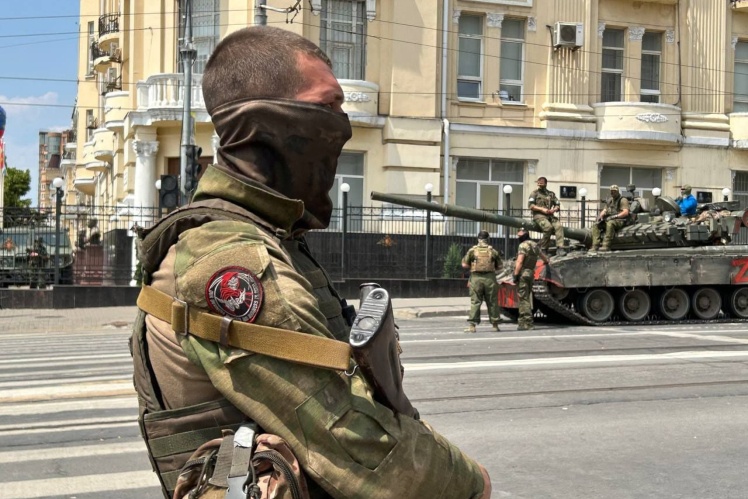 «Вагнерівець» у центрі Ростова-на-Дону. Заколот тривав менше доби, але став найсерйознішим внутрішнім викликом для Путіна за весь час його правління.