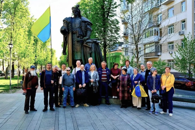 Майданівці біля пам’ятника Пилипу Орлику — сфотографувалися і пішли на засідання Верховного суду.