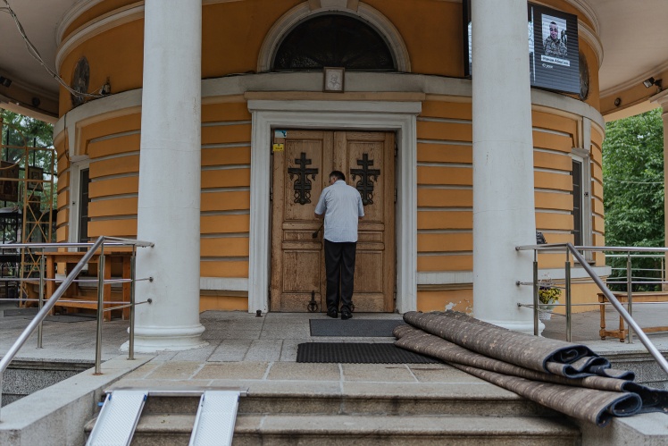 Church of St. Nicholas at Askoldʼs Grave (UGCC), around which Ukrainian soldiers are buried.