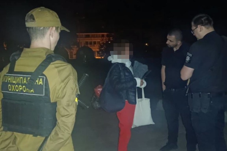 «Муніципали» передали поліції жінку, у телефоні якої виявили фото обʼєктів і блокпостів у Києві.