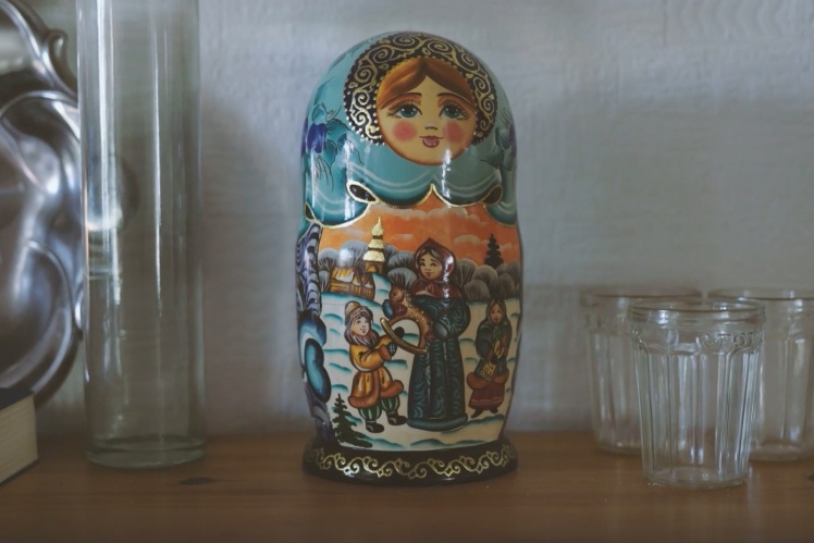 Коли чашкою зацікавилися більше, ніж іншими сувенірами, політик через адвоката спробував заборонити публікацію.