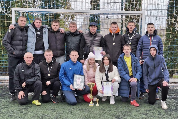 У перший день у турнірі беруть участь дитячі команди, на другий — дорослі.