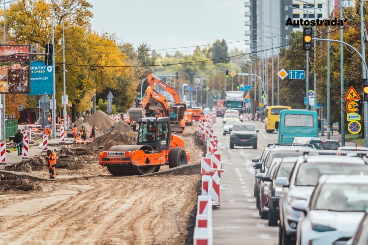 Харківське шосе в Києві збудували в 1967 році. Мінімальний розрахунковий модуль пружності — головний показник, який визначає міцність дороги — має бути 468 МПа, натомість зараз він менше ніж 200 МПа. Єдиний вихід — збудувати нові 5,4 км дороги.