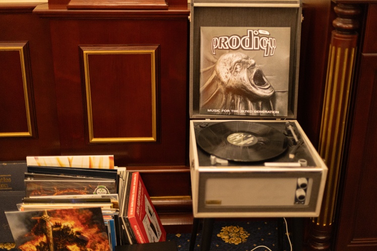 Програвач і збірка платівок — від Prodigy до Beatles.