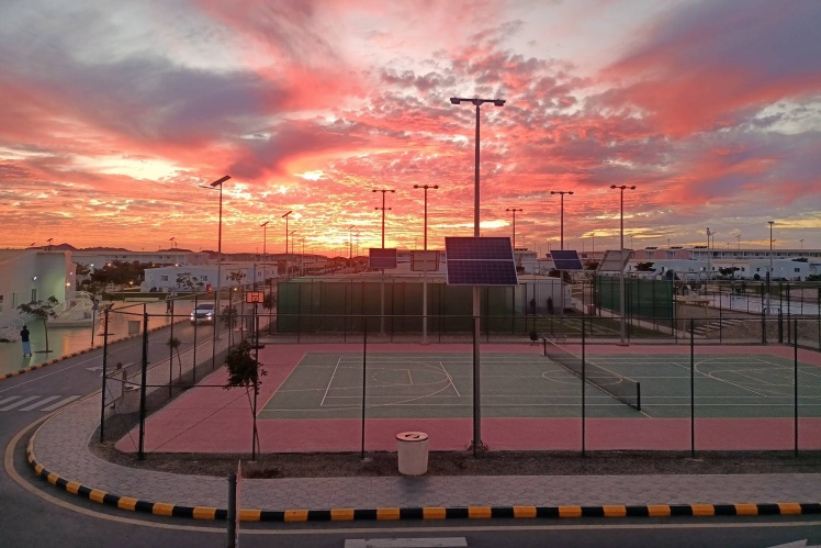 Вид на місцевість поруч із футбольним полем.