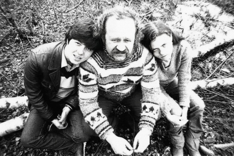 Соломія Павличко (1958—1999, на фото праворуч) товаришувала з Брюховецьким з часів роботи в Інституті літератури. Пізніше вона викладала у Могилянці на кафедрі літературознавства. У червні 2026 року НаУКМА запровадила програму з гендерних студій її імені.