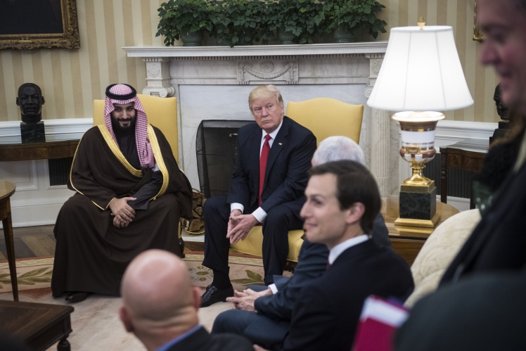 Дональд Трамп і Мухаммед бін Салман в Овальному кабінеті, 14 березня 2017 року. На зустрічі присутній і Кушнер.  За кілька місяців саудівський міністр скине двоюрідного брата, а потім відправить його під домашній арешт.