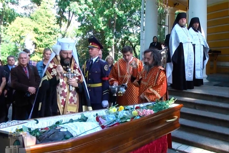 Голова УГКЦ Святослав над труною Паславського, серпень 2014-го.