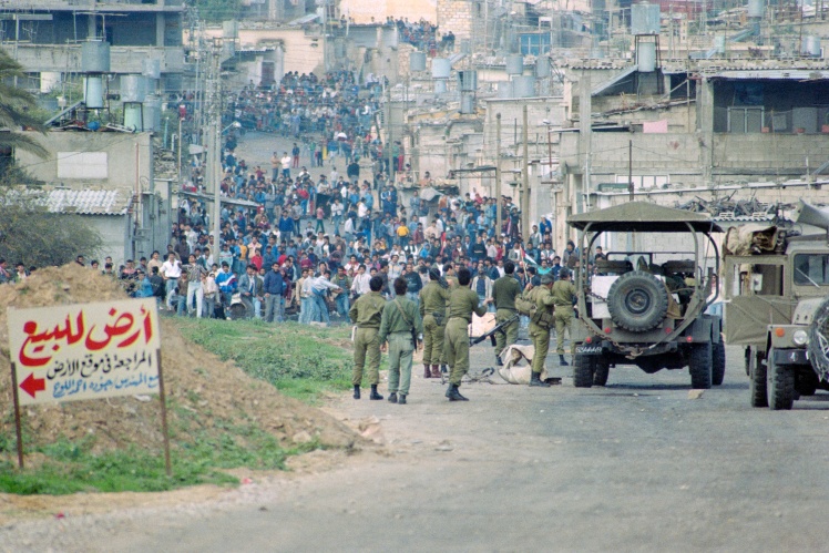 Палестинська демонстрація у секторі Гази під час Першої інтифади, грудень 1987 року.