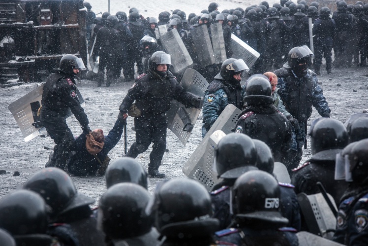 Силовики продовжували нападати на протест і 22 січня. Того дня з’явилися перші загиблі — четверо людей загинули від вогнепальних поранень, один чоловік був закатований — йому переламали ребра, ноги, руки та викинули в лісі роздягнутим.