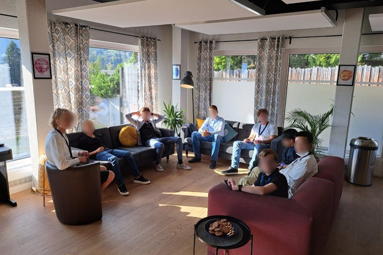 Син Галущенка (крайній ліворуч) у школі. Фото 2023 року